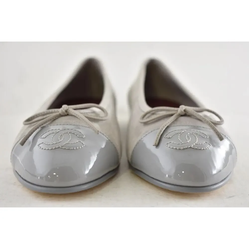 Chanel 26A Gray Suede Patent Leather CC Logo Bow Tie Ballet Ballerina Flat 38.5
